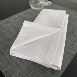 Serviette de table blanche facile à repasser - IBIZA